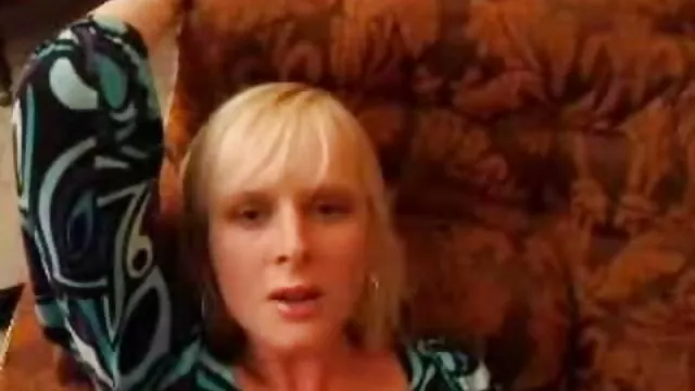 Rossa Inessa videoporno hd gratis scopa i suoi amici figa con un dildo
