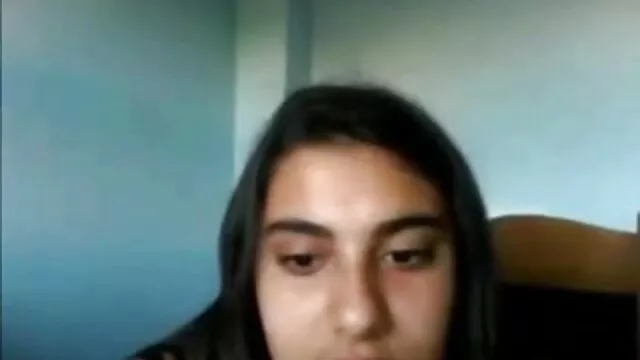 Teen accarezzando un video orno hd dolce L. attraverso le mutandine e la sorella in primo piano
