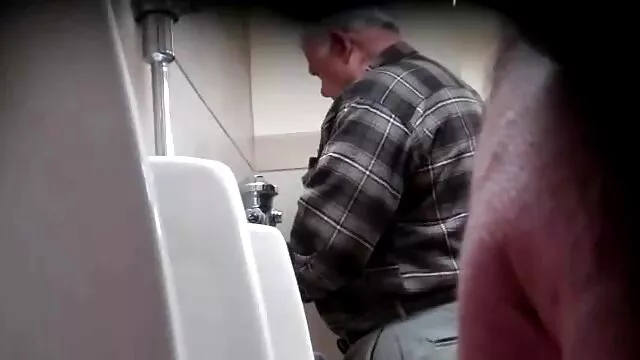 Indossando una serie di vestiti di gomma con maschera sul viso, il ragazzo alla pesca regina. video hard hd Lo mise sulla sedia, allargò le gambe e mise i gomiti sul culo del nome di questa metamorfosi