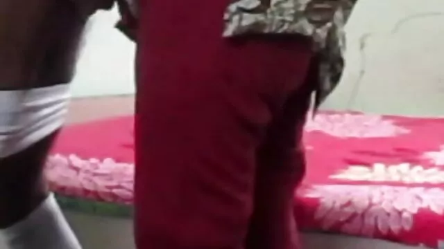 Due giovani film erotici hd lesbiche accarezzando in ufficio