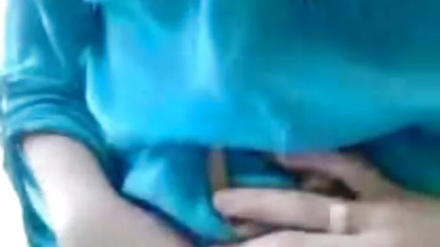 Il ragazzo è seduto sul divano, sorpreso e calmo, ti aspetta ragazza. E poi è venuta, ma non da sola. Le due ragazze iniziano a baciarsi e si muovono ritmicamente il pene. Giralo e allo stesso pornissimo hd tempo