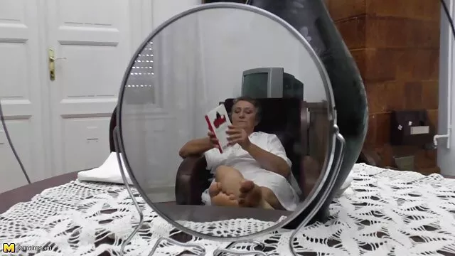 Giovane asiatico video pornp hd è alto su un vibratore
