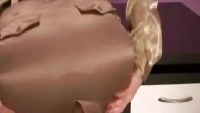 Filmati di una ragazza seduta in cucina, e annoiato, di fronte a lei sul tavolo c'è una ciotola con un mucchio di noi porno hd diverse varietà vegetali forma di un cazzo, e ha iniziato per tutte queste cose sulla sua figa, ballare e masturbandosi.