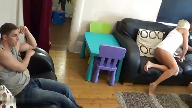 Un uomo fa una cagna procace con massaggi porno in hd un dolce cunnilingus e scopa in una figa