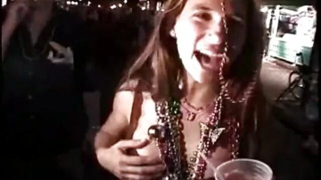 Una bruna in un corsetto di pelle con grande, sorella imbottita con film porno hd italiani un maschio