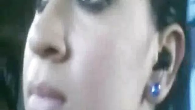 Bella bruna porno hd italiani si tolse le mutandine e succhia il cazzo