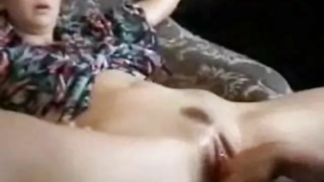 Una ragazza con i capelli castani, bella, geek affascinante un uomo di colore con il filme pornoxxx cu grase vestito sexy del suo