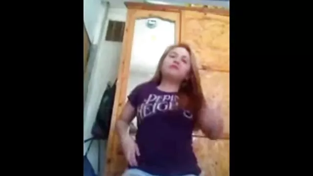 Tassista lussuriosi ha detto la bruna circa le telecamere in taxi e ha iniziato a scopare il filme online gratisxxx suo