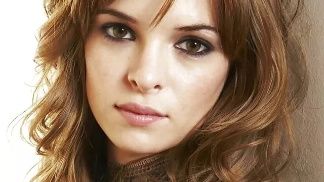 Ragazzo che indossa guanti di gomma, nero, video porno alta definizione e bastone il dito in anale