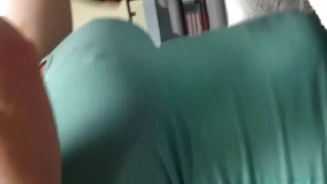 Una bella bionda massaggiatrice sorella in una sessione con un film hard hd free uomo