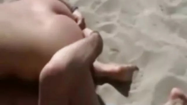 Diffondere il film porno altadefinizione suo buco del culo e sedersi su un dildo di gomma
